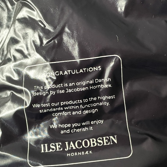 ILSE JACOBSEN GLOSSY QUILTED VEST | BLACK
Sizes 6 and 8 - Picture 7 of 10
